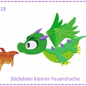 Może przedstawiać: Zielony i żółty kreskówkowy smok z fioletowymi akcentami dmuchający pomarańczowo-żółtym płomieniem. Tekst "Stickdatei kleiner Feuerdrache" znajduje się pod smokiem.