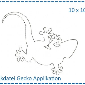 Puede incluir: Un dibujo en blanco y negro de un gecko, 10 x 10 cm. La imagen está etiquetada como "Stickdatei Gecko Applikation".