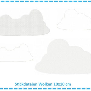 Può includere: Quattro forme di nuvole bianche, ciascuna con una dimensione e una forma diverse, su uno sfondo bianco. Il testo "Stickdateien Wolken 10x10 cm" si trova nella parte inferiore dell'immagine.