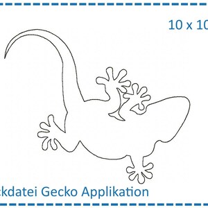 Puede incluir: Un dibujo en blanco y negro de un gecko, 10 x 10 cm. La imagen está etiquetada como "Stickdatei Gecko Applikation".