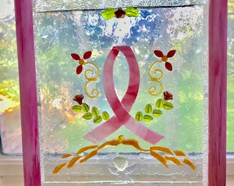Arte de vitral con lazo rosa de una superviviente de cáncer de mama, obra original