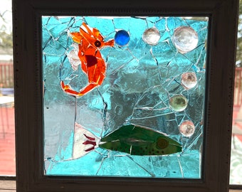 Arte de mosaico de vidrio: caballito de mar, pez con cuentas, marco para ventana
