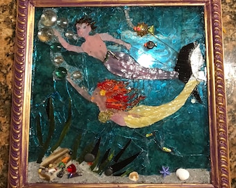 Juego de burbujas de vidrio de colores con pareja de sirenas y tritones