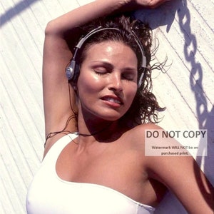 Raquel Welch Actress and Sex-Symbol Pin Up - 5X7 or 8X10 Publicity Photo (EP-951)