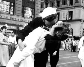 Iconic Image of Soldier Celebrating the End of World War II by Kissing a Random Woman in Times Square - 5X7 or 8X10 Photo (AA-534)