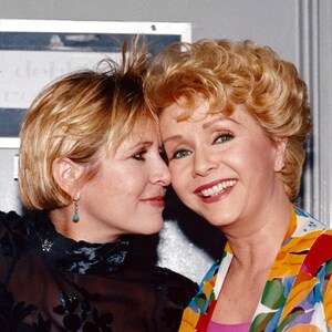 Actress Debbie Reynolds & Daughter Carrie Fisher - 5X7, 8X10 or 11X14 Publicity Photo (DA-568)