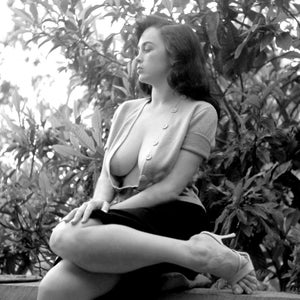 Bonnie Logan Model Pin Up - 5X7, 8X10 or 11X14 Publicity Photo (RT-010)