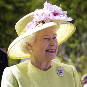 Queen Elizabeth II Greets Visitors at NASA&#39;s Goddard Space Center - 5X7, 8X10 or 11X14 Photo (EP-610)