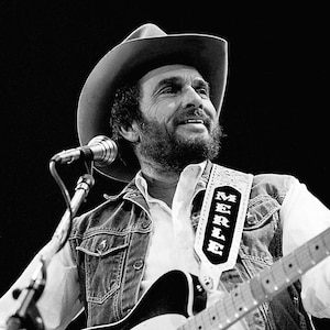Merle Haggard Country Music Legend - 5X7, 8X10 or 11X14 Publicity Photo (AZ-983)
