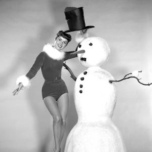 Debbie Reynolds Legendary Actress Pin Up - 5X7, 8X10 or 11X14 Christmas Publicity Photo (ZY-702)