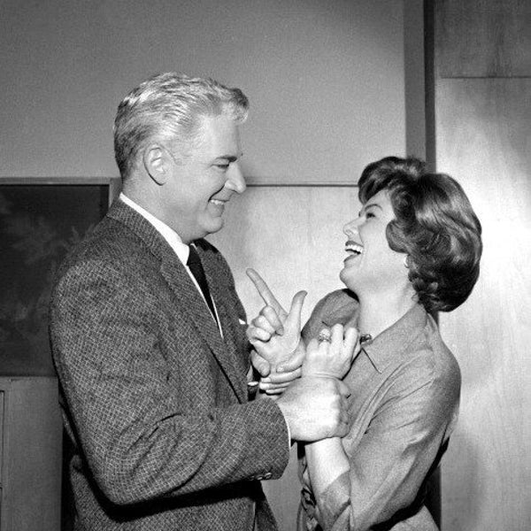 William Hopper and Barbara Hale on the set of "Perry Mason" - 5X7 or 8X10 Photo (RT-197)