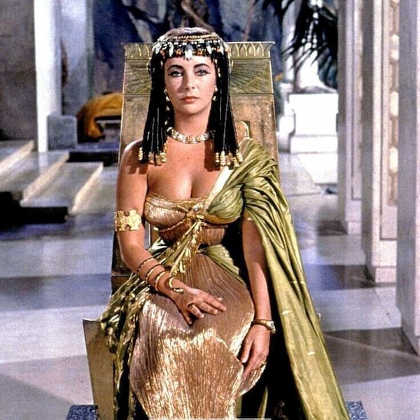 Elizabeth Taylor in the 1963 film "Cleopatra" - 5X7 or 8X10 Publicity Photo (DD-330)