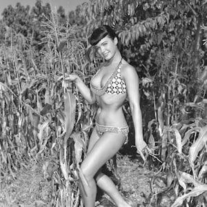 Bettie Page Model and Actress Pin Up - 5X7 or 8X10 Publicity Photo (OP-582)