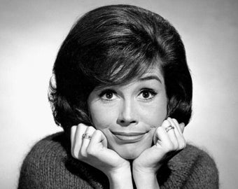 Mary Tyler Moore Legendary Television Actress - 5X7 or 8X10 Publicity Photo (BB-385)