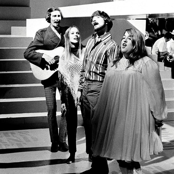 The Mamas and the Papas in 1966 - 5X7, 8X10 or 11X14 Publicity Photo (EE-160)