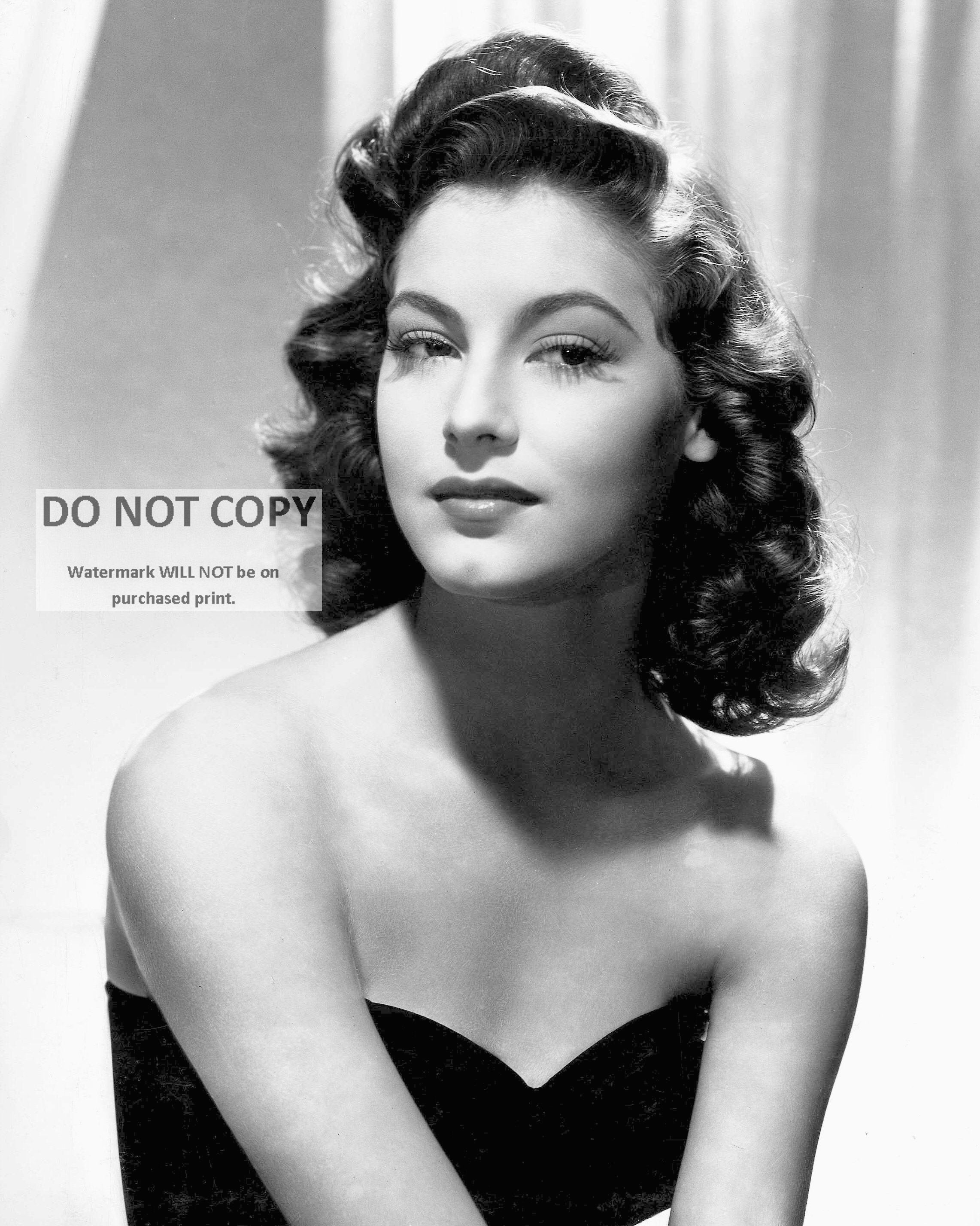 Ava Gardner Legendary Actress - 5X7, 8X10 or 11X14 Publicity Photo (AZ-437)