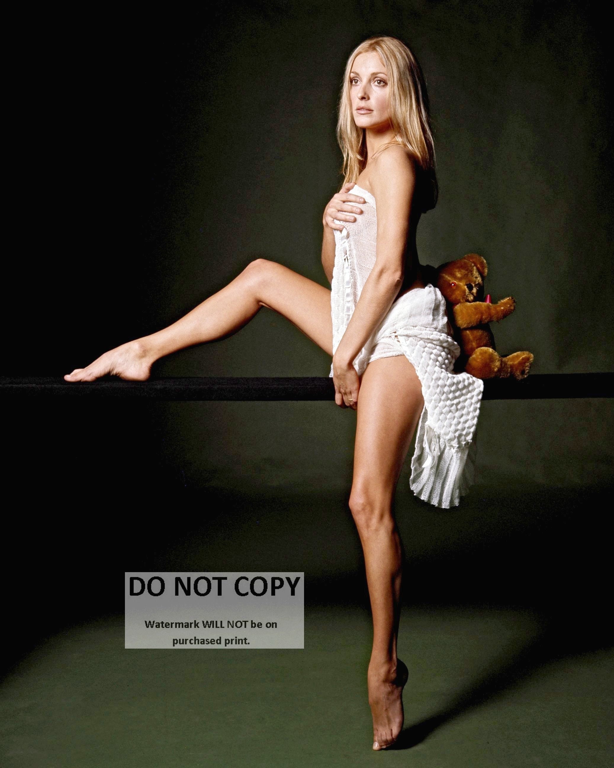 Actress Sharon Tate Pin Up - 5X7, 8X10 or 11X14 Publicity Photo (BB-622)