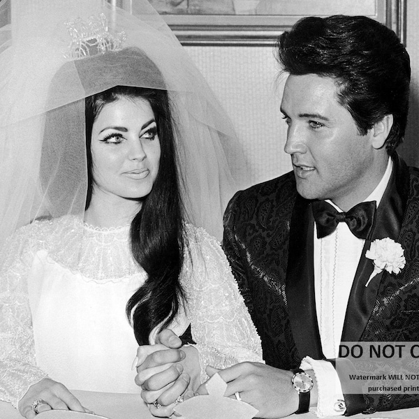 Elvis Presley and New Wife Priscilla in 1967 - 8X10 or 11X14 Publicity Photo (AZ-984)