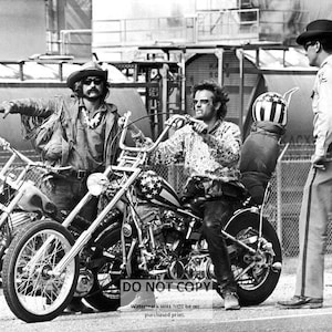 Dennis Hopper and Peter Fonda in the film &quot;Easy Rider&quot; - 8X10 Publicity Photo (OC-015)