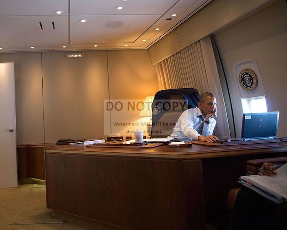 President Barack Obama In His Office Aboard Air Force One In 2014 5x7 Or 8x10 Photo Zy 532