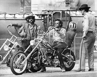 Dennis Hopper and Peter Fonda in the film "Easy Rider" - 8X10 Publicity Photo (OC-015)