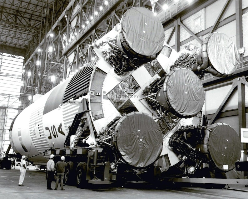 EP346 WERNHER VON BRAUN STANDS BY ENGINES OF THE SATURN V 8X10 NASA