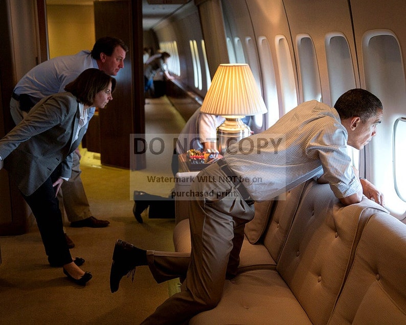 President Barack Obama Observes Tornado Damage From Air Force One 5X7 or 8X10 Photo CC-077 image 1