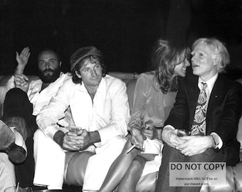 Robin Williams with Andy Warhol at "Studio 54" in 1979 - 5X7 or 8X10 Publicity Photo (AB-993)