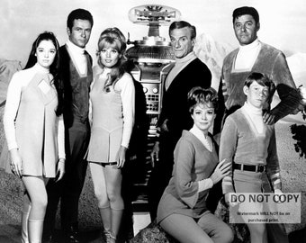 Lost In Space TV Show Photo – The Robinson Family – 8x10 B&W Glossy Print (DA-604)