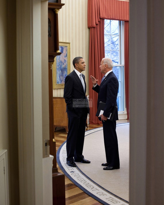 8X10 PHOTO ZY-346 BARACK OBAMA GREETS MICHELLE ON THE WHITE HOUSE COLONNADE