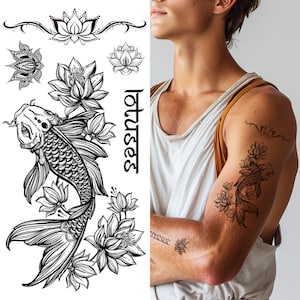 Puede incluir: Hoja de tatuajes temporales en blanco y negro con una carpa koi rodeada de flores de loto. Se incluyen dise&ntilde;os adicionales de flores de loto y ornamentales. La palabra "lotuses" est&aacute; escrita verticalmente. El dise&ntilde;o se muestra en el brazo de una persona.