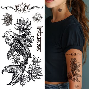 Puede incluir: Hoja de tatuajes temporales en blanco y negro con una carpa koi, flores de loto y elementos florales decorativos. La palabra "lotuses" est&aacute; escrita verticalmente. Una persona lleva una camiseta negra y tiene un tatuaje de flor de loto en el cuello y el brazo.