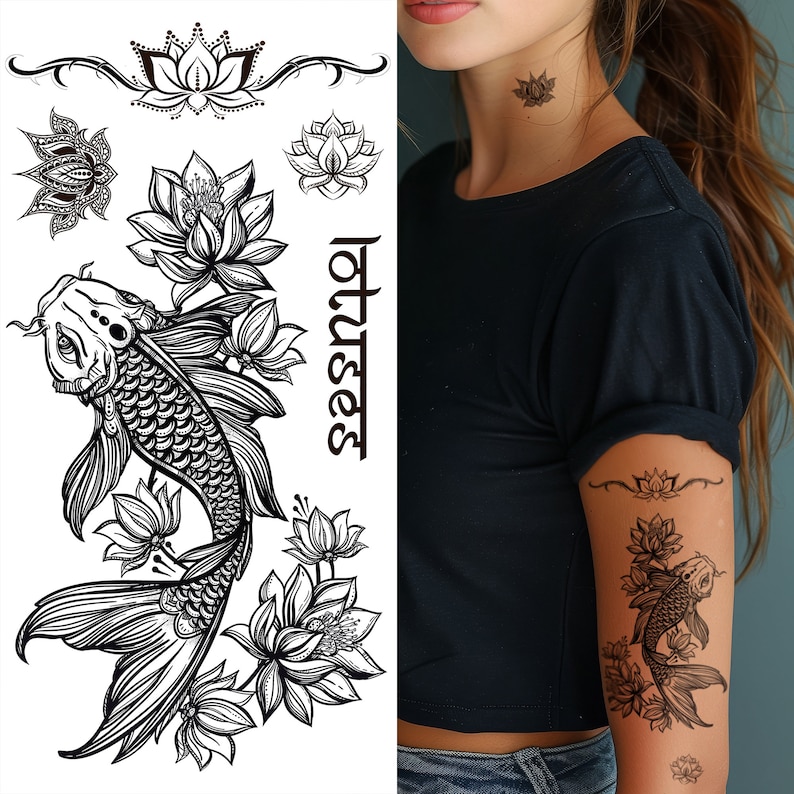 Puede incluir: Hoja de tatuajes temporales en blanco y negro con una carpa koi, flores de loto y elementos florales decorativos. La palabra "lotuses" est&aacute; escrita verticalmente. Una persona lleva una camiseta negra y tiene un tatuaje de flor de loto en el cuello y el brazo.