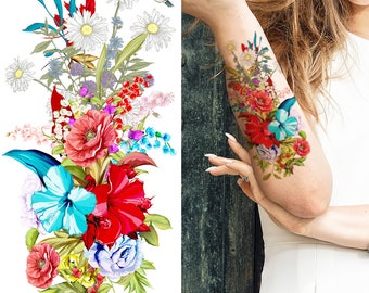 Puede incluir: Un tatuaje temporal colorido que presenta un ramo de flores, incluyendo amapolas rojas, hibiscos azules, margaritas blancas y un colibrí.