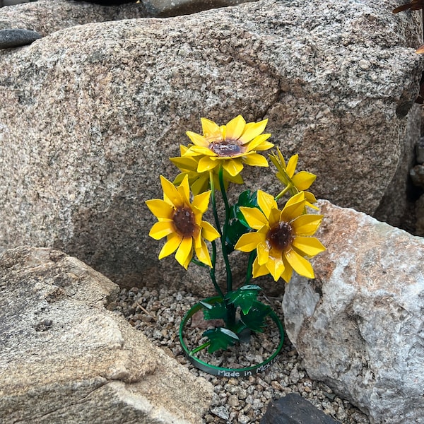 MOTHER’S DAY SPECIAL! Rustic Handcrafted Vibrant Small Metal Flower Sunflower Bouquet Yard Art Metal Sunflowers