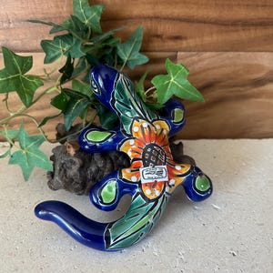 Mini gecko de arcilla pintado a mano al estilo Talavera: decoración de arte popular mexicano