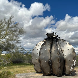 Cactus tonneau fleuri rustique artisanal Cactus du désert de l&#39;Arizona Art mexicain de la cour en métal