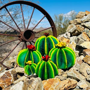 Cactus tonneau en métal peint à la main : art du jardin mexicain rustique