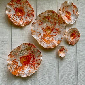 Escultura de pared flores blanco/naranja hecho a mano plástico reciclado boho Hygge decoración del hogar / usted elige tamaño / cantidad / bellas artes / parece vidrio / patio