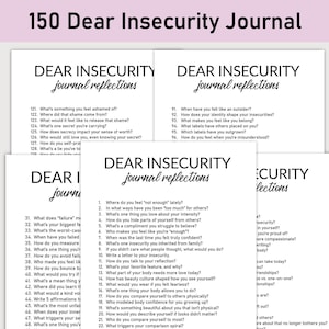 以下が含まれることがあります： 「150 Dear Insecurity Journal」と「Dear Insecurity journal reflections」の文字が印刷された白い紙の束。ジャーナルのプロンプトは手書き風のフォントです。背景は薄いピンク色です。