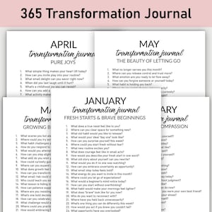 Op de afbeelding: Een stapel witte journaalpagina's met vragen voor zelfreflectie. De bovenste pagina leest "365 Transformation Journal" met maandelijkse thema's zoals "April: Pure vreugde" en "Mei: De schoonheid van het loslaten."