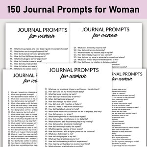 Pode incluir: Um conjunto de quatro p&aacute;ginas de di&aacute;rio imprim&iacute;veis em preto e branco para mulheres. O texto "150 Journal Prompts for Woman" est&aacute; no topo da p&aacute;gina. As sugest&otilde;es s&atilde;o organizadas em tr&ecirc;s colunas e cobrem t&oacute;picos como autodescoberta, crescimento pessoal e relacionamentos.