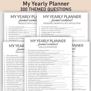 Könnte beinhalten: Ein Stapel weißer Papier-Journal-Arbeitsblätter mit schwarzem Text. Das oberste Blatt trägt die Aufschrift "My Yearly Planner" und "300 THEMED QUESTIONS". Die Arbeitsblätter sind für Produktivität, persönliches Wachstum und Ziele.