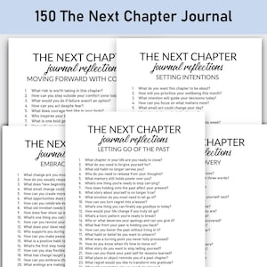 Könnte beinhalten: Ein Stapel weißer Journale mit schwarzem Text, betitelt "The Next Chapter Journal". Jedes Journal enthält Fragen zur Reflexion, mit Titeln wie "Moving Forward with Courage" und "Setting Intentions".