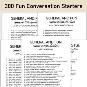 Op de afbeelding: Een stapel witte papieren kaarten met gespreksstarters. De kaarten zijn getiteld met zinnen als "Dagelijks leven & willekeurige vreugde" en "Jeugdnostalgie". De tekst "300 Leuke gespreksstarters" staat bovenaan.