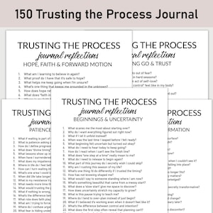 以下が含まれることがあります： 「150 Trusting the Process Journal」と書かれた白いジャーナルページが積み重なっています。各ページには、「Hope, Faith & Forward Motion」や「Beginnings & Uncertainty」などの見出しの下に質問が書かれています。