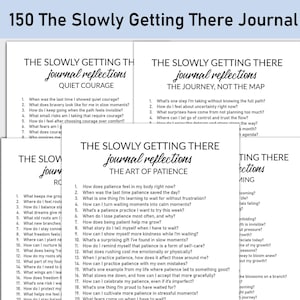 Puede incluir: Un conjunto de páginas de diario tituladas "The Slowly Getting There Journal" con preguntas para la autorreflexión. Las páginas presentan títulos como "Quiet Courage", "The Journey, Not the Map" y "The Art of Patience".