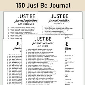 Puede incluir: Una pila de diarios de papel blanco con el texto "JUST BE journal reflections" y "150 Just Be Journal" en fuente manuscrita. Cada diario tiene un subtítulo diferente: "BECOMING", "LIGHT" y "HERE". Los diarios contienen indicaciones.