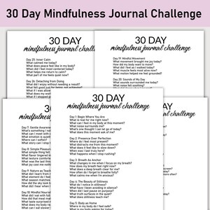 Peut inclure: Une pile de feuilles de papier blanches avec le texte "30 Day Mindfulness Journal Challenge" dans une police manuscrite. Chaque page contient des invites quotidiennes pour l'auto-réflexion, favorisant la pleine conscience et le bien-être. Les pages sont conçues pour le journal.