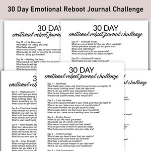 以下が含まれることがあります： 手書きフォントで「30 Day Emotional Reboot Journal Challenge」と書かれた白いジャーナルページが積み重なっています。各ページには、自己反省と感情的な幸福のための毎日の質問が含まれています。